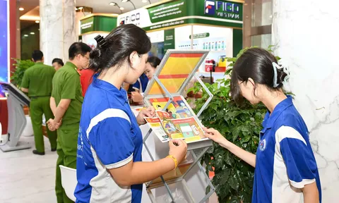 Học sinh Trường THPT Lê Văn Thiêm trải nghiệm kỹ năng phòng cháy, chữa cháy và cứu nạn, cứu hộ