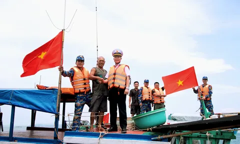 Vùng 1 Hải quân: Đồng hành cùng ngư dân vươn khơi bám biển, chống khai thác IUU