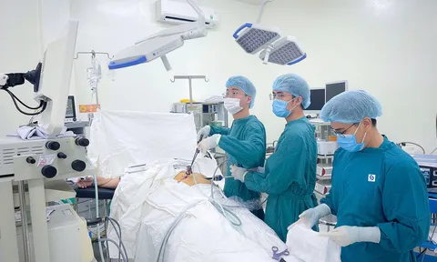 Phẫu thuật nội soi một lần xử lý triệt để ‘sỏi chồng sỏi’ ở bệnh nhân 72 tuổi