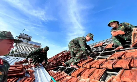 Quảng Ngãi: Các xã, phường ven biển huy động các lực lượng giúp nhân dân khắc phục thiệt hại, sớm ổn định cuộc sống sau cơn bão 13