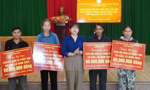 Quảng Ngãi: Trao kinh phí hỗ trợ xây dựng, sửa chữa nhà ở cho các hộ dân xã Tây Trà bị thiệt hại do mưa lũ