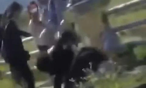 Gia Lai: Nhóm học sinh lớp 8 đánh nữ sinh lớp 10 ở ngoài trường học