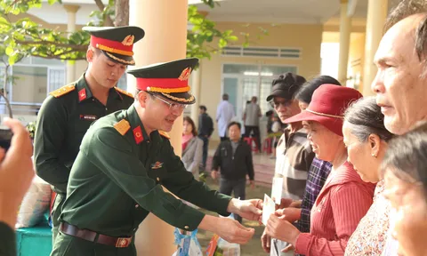 Binh đoàn 15:  Thăm, tặng quà và khám bệnh, cấp thuốc miễn phí cho người dân ở vùng lũ