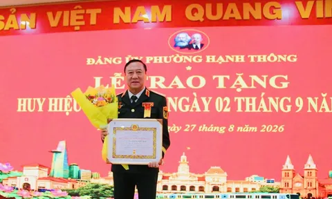 Trung tướng, PGS.TS Nguyễn Đức Hải, nguyên Viện trưởng Viện Chiến lược Quốc phòng vinh dự đón nhận Huy hiệu 50 tuổi Đảng