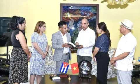 Nhà báo Vương Xuân Nguyên với tên gọi Cuba thân thiết LEO