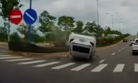 Bình Thuận: Tự đâm vào dải phân cách, ô tô con nằm ‘phơi bụng’ giữa đường