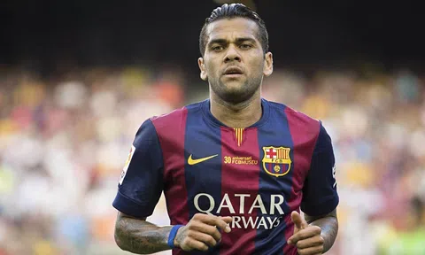 Rời nhà tù, Dani Alves thong dong chơi bóng ở Barcelona