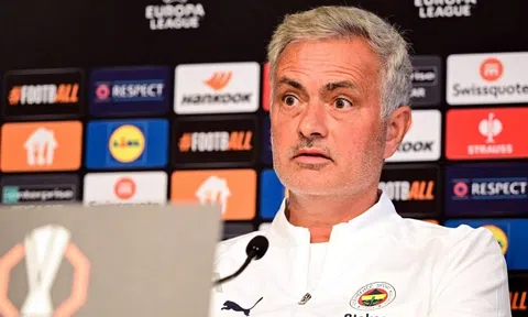 Mourinho lần đầu tiên phải làm điều chưa từng suốt 24 năm