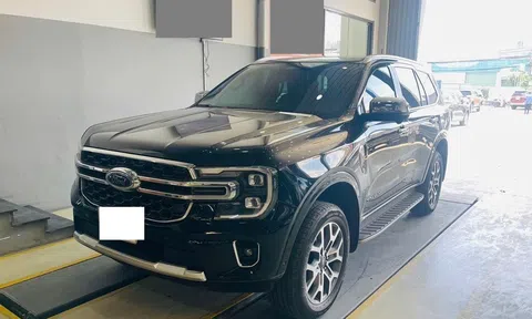 Xe lướt Ford Everest 2023 bản Titanium bán lại với giá bao nhiêu sau 1 năm lăn bánh?