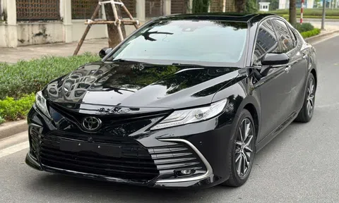 Lăn bánh 2 năm, Toyota Camry 2022 khấu hao ngang một chiếc Kia Morning