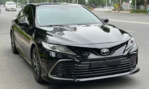 Toyota Camry 2022 lăn bánh 24.000 km lên sàn xe cũ với giá khó tin