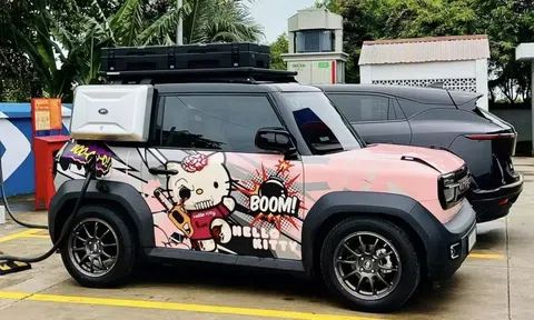 VinFast VF 3 'biến hình' ấn tượng với bộ tem Hello Kitty và dải đèn hậu từ Lexus RX mới