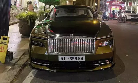 Một chiếc Rolls-Royce Spectre lộ diện trên đường phố TP. HCM: Màu sơn xanh lục độc đáo, biển số dễ nhớ