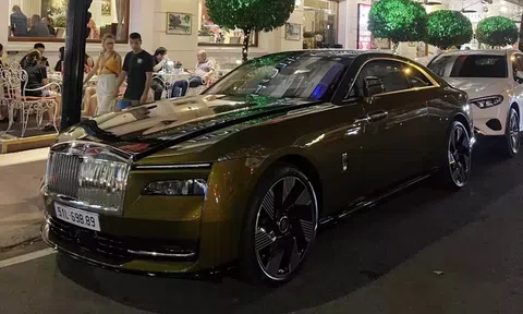 Xe điện siêu sang Rolls-Royce Spectre lăn bánh trên đường phố Việt: Biển đấu giá, màu sơn thời trang