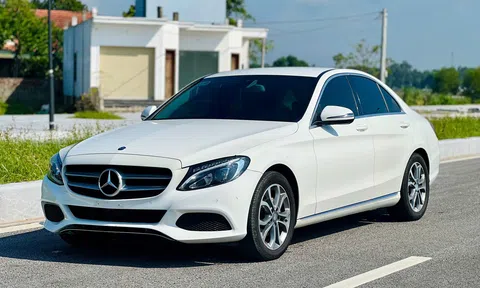 Mercedes-Benz C 200 2016 sử dụng 8 năm được rao bán với giá ngỡ ngàng