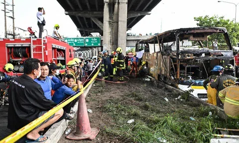 Thái Lan: Xe buýt trường học cháy rụi sau tai nạn, 19 người thoát ra an toàn