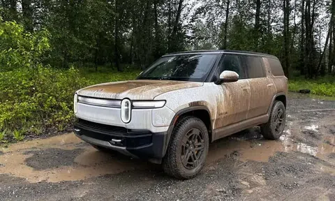 Rivian R1T - Bán tải điện vẫn chạy tốt sau khi bị lũ cuốn trôi hơn 100 dặm