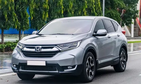 Honda CR-V 2019 lăn bánh 5 năm trượt giá ngang một chiếc Kia Morning