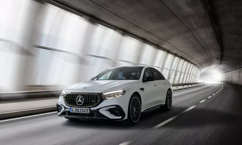 Mercedes-AMG E 53 Hybrid 2025 có giá khởi điểm quy đổi từ 2,23 tỷ đồng, công suất lên đến 604 mã lực