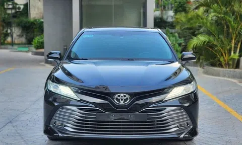 Toyota Camry 2021 'full option' lăn bánh 3 năm lên sàn xe cũ với giá thế nào?