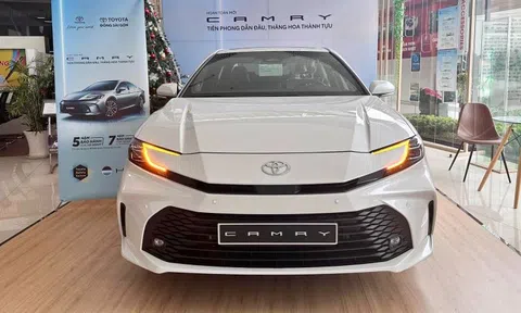 Ảnh trọn vẹn Toyota Camry hoàn toàn mới bản "rẻ nhất" tại đại lý