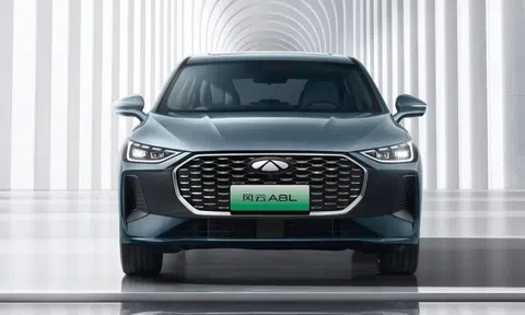 Xe hybrid Chery Fulwin A8L ra mắt: 'Ăn xăng' 4,2 lít/100 km, phạm vi hoạt động hơn 2.100 km