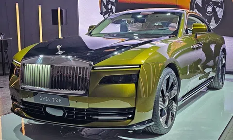 Siêu phẩm Rolls-Royce Spectre lần đầu lộ diện trên phố Việt với màu sơn độc đáo