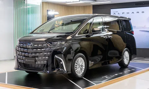 "Chuyên cơ mặt đất" Toyota Alphard đồng loạt tăng giá cả hai phiên bản lên 140 triệu đồng