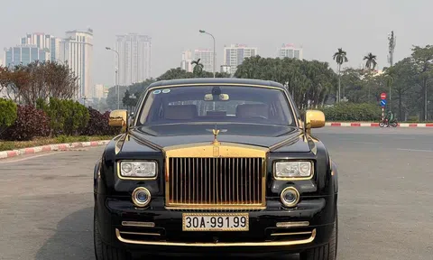 Rolls-Royce Phantom tứ quý 9 mạ vàng 24K bất ngờ rao bán trên sàn xe cũ