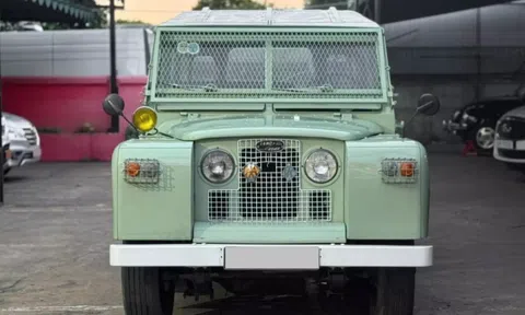 Mục sở thị Land Rover Defender Series II đời 1975 có giá ngang ngửa một chiếc Mercedes-Benz GLC đập hộp