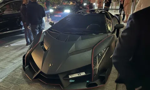 Cận cảnh siêu xe mui trần Lamborghini Veneno Roadster trị giá 10 triệu USD lộ diện tại Dubai