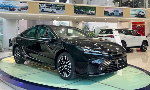 Vừa chạy 200km, Toyota Camry đời mới được rao bán với mức giá khó tin