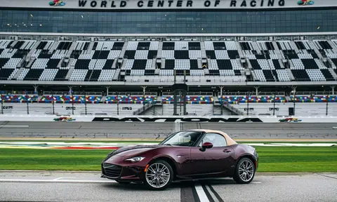 Mazda MX-5 Miata phiên bản kỷ niệm 35 năm chốt giá quy đổi từ hơn 909 triệu đồng