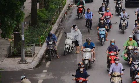 Thực hư thông tin "Dừng xe mặc áo mưa bị phạt tới 14 triệu đồng"