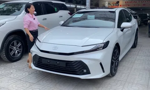 Vừa lăn bánh 14km, chiếc Toyota Camry đời 2025 đã vội vàng lên sàn xe cũ