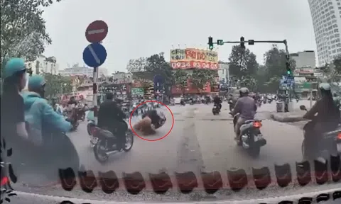 Vô tình rồ ga xe máy lao vào dải phân cách, người phụ nữ phản ứng bất ngờ khiến dư luận xôn xao