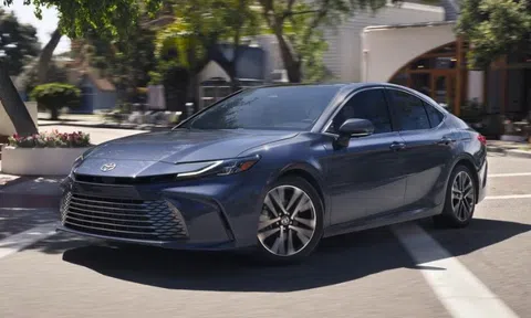 Toyota Camry Nightshade 2025 ra mắt: Diện mạo thể thao, "trái tim" hybrid quen thuộc
