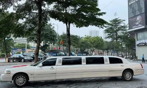 Với 1,3 tỷ, mua Camry hay “săn” Lincoln Limousine 2006 sang trọng, có sofa và quầy bar riêng?