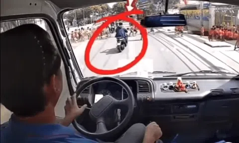 Tài xế lái xe máy bất chấp nguy hiểm, chen ngang giữa dòng học sinh sang đường