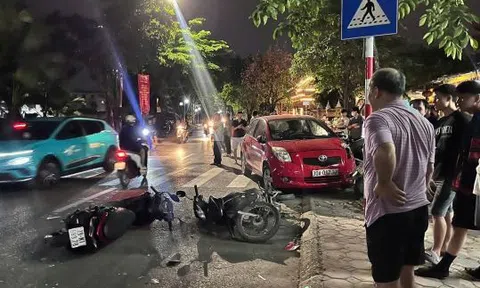 Hà Nội: Ô tô con gây tai nạn liên hoàn, nhiều xe máy bị húc văng trên đường Kim Giang