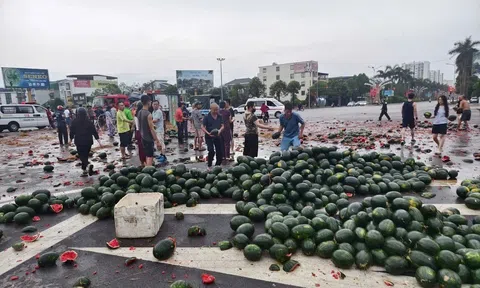 Vụ tai nạn xe chở dưa ở TP Vinh: Người dân giải cứu dưa hấu, tài xế đã tử vong