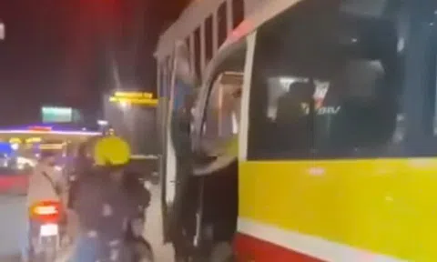 Phẫn nộ tài xế xe buýt mở cửa đập trúng người đi xe máy: Đã bị phạt và đình chỉ công tác