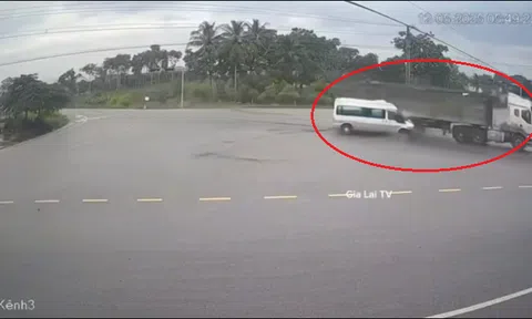Xe khách lao thẳng vào hông xe tải tại ngã tư: Cảnh báo về sự chủ quan khi qua giao lộ