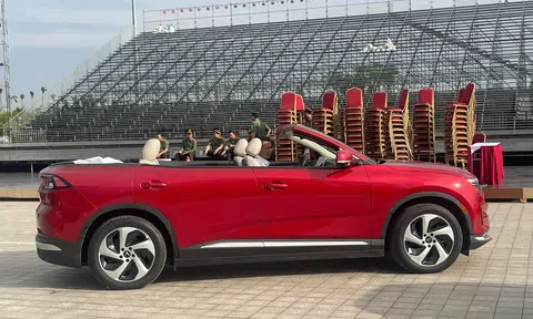 Bộ đôi VinFast VF 8 mui trần lần đầu xuất hiện công khai: Ngoại hình hoàn thiện, có đến hai biến thể