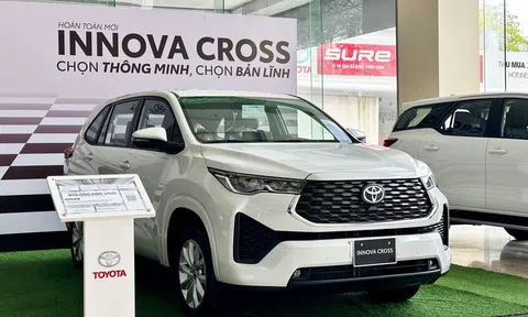 Toyota Innova Cross tái chiếm ngôi vương xe hybrid, Camry HEV bán vượt bản xăng