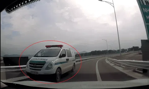 Đang nhập làn cao tốc, tài xế giật mình khi gặp xe cứu thương chạy ngược chiều