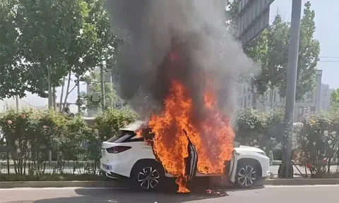 Xe tự lái ở Trung Quốc bốc cháy khi đang vận hành: Cảnh báo an toàn công nghệ AI?