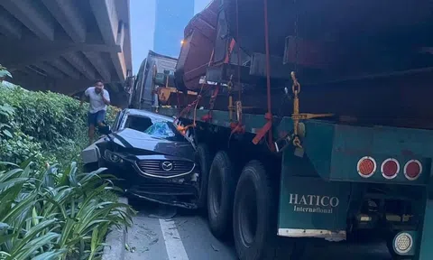 Ô tô con nát đầu sau cú tông kinh hoàng với xe đầu kéo tại Hà Nội