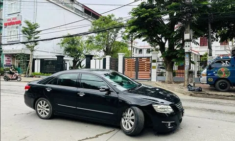 Toyota Camry gặp sự cố "rơi bánh" giữa phố: Câu chuyện không chỉ là lỗi của thợ sửa xe
