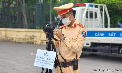 CSGT Hà Nội dùng máy ảnh "bắt tại trận" xe máy vượt đèn đỏ ở ngã tư